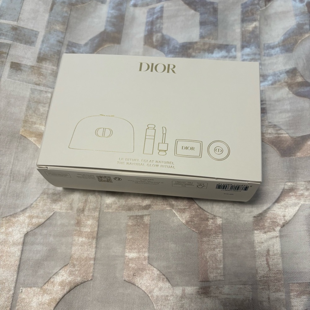 Dior Gold Cosmetic Bag - Picture 2 of 4